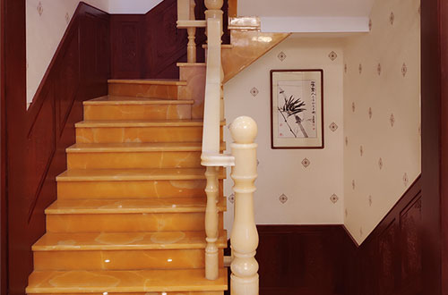 海晏中式别墅室内汉白玉石楼梯的定制安装装饰效果